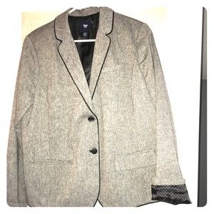 Gap Blazer can fashion multiple ways. Has pockets